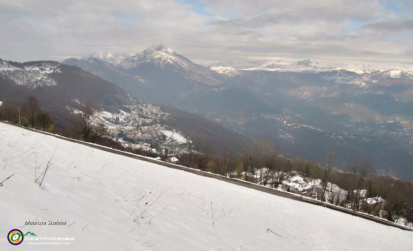 20 Salendo a Valcava, panorama verso Costa Valle Imagna....JPG